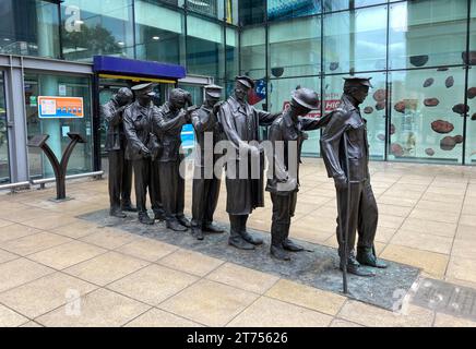 Washington, DC, États-Unis. 30 septembre 2023. 20230930 - « Victory over Blindness » est une sculpture en bronze exposée devant l'entrée principale de la gare de Manchester Piccadilly à Manchester, en Angleterre. Créé par l'artiste britannique Johanna Domke-Guyot. L’œuvre a été commandée pour commémorer le centenaire de la fin de la première Guerre mondiale. (Image de crédit : © Chuck Myers/ZUMA Press Wire) USAGE ÉDITORIAL SEULEMENT! Non destiné à UN USAGE commercial ! Banque D'Images