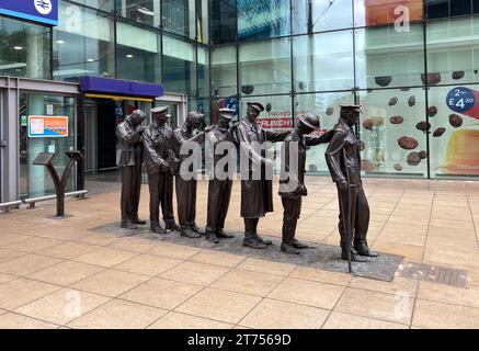 Washington, DC, États-Unis. 30 septembre 2023. 20230930 - « Victory over Blindness » est une sculpture en bronze exposée devant l'entrée principale de la gare de Manchester Piccadilly à Manchester, en Angleterre. Créé par l'artiste britannique Johanna Domke-Guyot. L’œuvre a été commandée pour commémorer le centenaire de la fin de la première Guerre mondiale. (Image de crédit : © Chuck Myers/ZUMA Press Wire) USAGE ÉDITORIAL SEULEMENT! Non destiné à UN USAGE commercial ! Banque D'Images