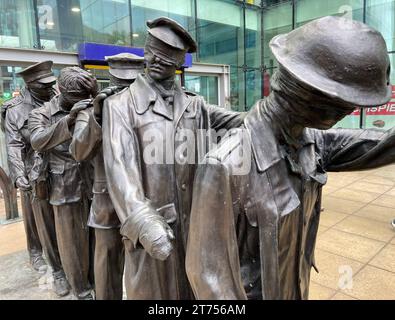 Washington, DC, États-Unis. 30 septembre 2023. 20230930 - « Victory over Blindness » est une sculpture en bronze exposée devant l'entrée principale de la gare de Manchester Piccadilly à Manchester, en Angleterre. Créé par l'artiste britannique Johanna Domke-Guyot. L’œuvre a été commandée pour commémorer le centenaire de la fin de la première Guerre mondiale. (Image de crédit : © Chuck Myers/ZUMA Press Wire) USAGE ÉDITORIAL SEULEMENT! Non destiné à UN USAGE commercial ! Banque D'Images