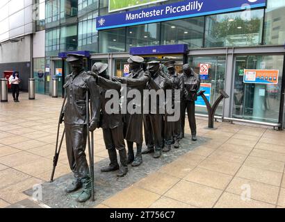 Washington, DC, États-Unis. 30 septembre 2023. 20230930 - « Victory over Blindness » est une sculpture en bronze exposée devant l'entrée principale de la gare de Manchester Piccadilly à Manchester, en Angleterre. Créé par l'artiste britannique Johanna Domke-Guyot. L’œuvre a été commandée pour commémorer le centenaire de la fin de la première Guerre mondiale. (Image de crédit : © Chuck Myers/ZUMA Press Wire) USAGE ÉDITORIAL SEULEMENT! Non destiné à UN USAGE commercial ! Banque D'Images