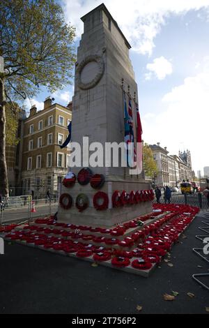 Les couronnes de coquelicot ont été déposées au cénotaphe de Londres le lendemain du dimanche du souvenir Banque D'Images