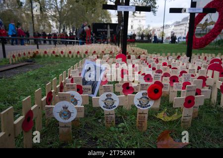 Une photographie d'un soldat perdu placé parmi des croix au mémorial du champ du souvenir à l'abbaye de Westminster à Londres Banque D'Images