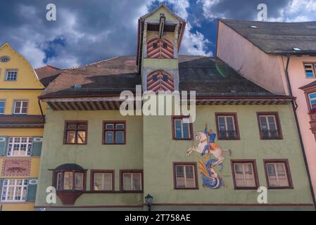 Maison de ville historique avec tour et murale peinte par Bernhard Waeschle en 1954, St George avec le dragon, Rottweil, Baden-Wuerttemberg, Allemagne Banque D'Images