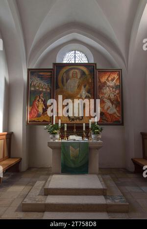 Choeur avec retable moderne de l'ancienne église fortifiée de St Leonhard, Leinburg, moyenne Franconie, Bavière, Allemagne Banque D'Images