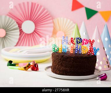 Concept d'anniversaire avec bougies à gâteau au chocolat Banque D'Images