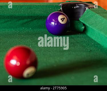 Configuration de table de billard avec boules de piscine colorées, prêt pour un jeu passionnant de CUE sports Banque D'Images