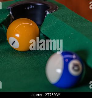 Configuration de table de billard avec boules de piscine colorées, prêt pour un jeu passionnant de CUE sports Banque D'Images