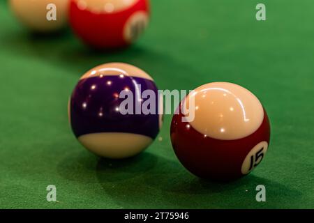 Boules de piscine colorées disposées sur une table de billard, animations prometteuses et compétition amicale Banque D'Images