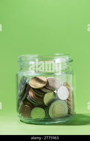 Gros plan des pièces à l'intérieur du récipient en verre fond vert Banque D'Images