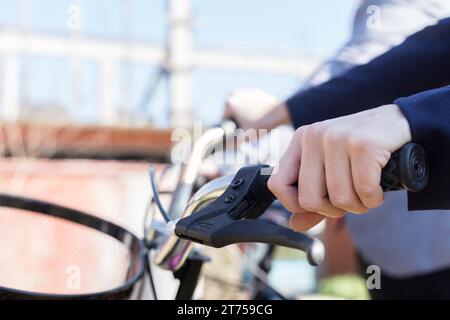 Gros plan frein de vélo à main de femme Banque D'Images