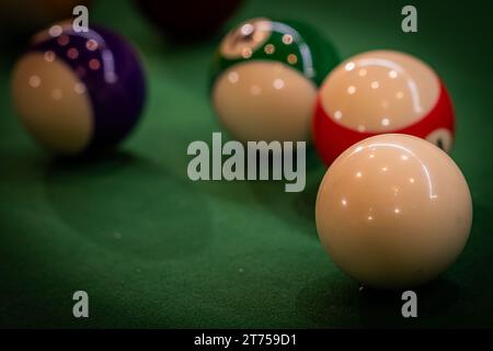 Boules de piscine colorées disposées sur une table de billard, animations prometteuses et compétition amicale Banque D'Images