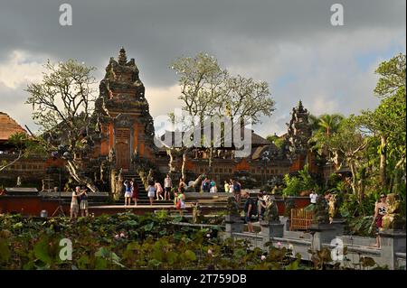 Pura Taman Saraswati, palais de l'eau d'Ubud, temple hindou balinais à Ubud, Bali Banque D'Images