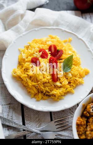 Plat plat de nourriture indienne avec des tomates de riz Banque D'Images