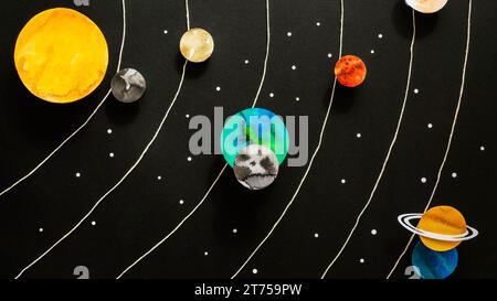 Composition de planètes en papier créatif à plat Banque D'Images