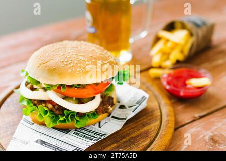 Burger gros plan à angle élevé avec planche en bois de frites Banque D'Images