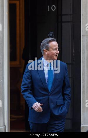 (231113) -- LONDRES, 13 novembre 2023 (Xinhua) -- David Cameron sort du 10 Downing Street à Londres, Grande-Bretagne, le 13 novembre 2023. L'ancien Premier ministre britannique David Cameron a été nommé au poste de nouveau ministre britannique des Affaires étrangères lundi au cours du remaniement ministériel du Premier ministre Rishi Sunak. (Simon Walker/No 10 Downing Street/document via Xinhua) Banque D'Images