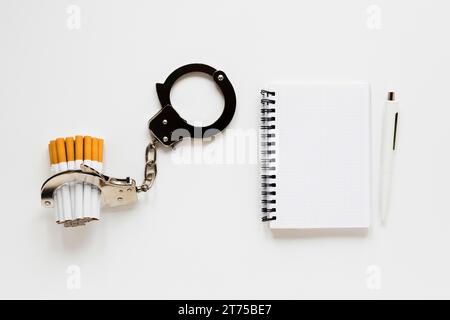 Cahier vue de dessus avec menottes de cigarette Banque D'Images
