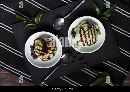 Vue de dessus crème glacée à la pistache avec garniture au chocolat Banque D'Images