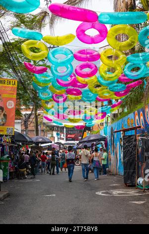 Ballons suspendus au-dessus de la rue, commune 13, Medellin, Colombie Banque D'Images