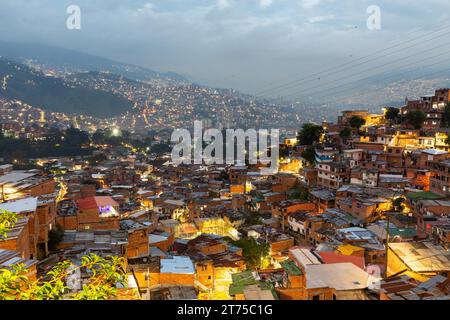 Maisons simples, heure bleue, soir, favela, Comuna 13, Medellin, Colombie Banque D'Images