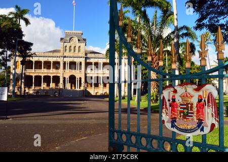 Les portes ouvertes portant l'emblème de la famille royale hawaïenne, mènent au palais Iolani, le seul palais royal des États-Unis Banque D'Images