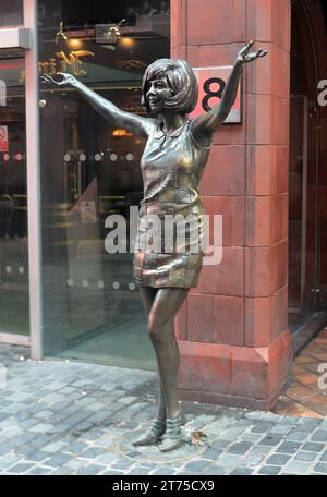 Liverpool, Angleterre, Grande-Bretagne. 1 octobre 2023. 20231001 : la statue de Cilla Black se dresse devant l'entrée originale du Cavern Club, où l'artiste a joué un jour, sur Mathew Street à Liverpool, en Angleterre. (Image de crédit : © Chuck Myers/ZUMA Press Wire) USAGE ÉDITORIAL SEULEMENT! Non destiné à UN USAGE commercial ! Banque D'Images