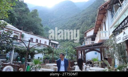 (231113) -- CHIFFA (ALGÉRIE), 13 nov. 2023 (Xinhua) -- des gens sont vus au restaurant Monkey Creek à Chiffa, Algérie, le 10 octobre 2023. Niché à 60 km au sud de la capitale algérienne Alger, le célèbre restaurant Monkey Creek dans les gorges de Chiffa possède une longue histoire d'un siècle et plus encore. Un mur de photos à l'intérieur présente des personnalités célèbres, dont Napoléon III, le prince Philippe et d'anciens dirigeants algériens qui ont visité le site. Cependant, la pièce maîtresse est un signe chinois qui se lit « Huan Ying Guang Lin' (bienvenue). (Xinhua) POUR ALLER AVEC la caractéristique : ajustements des constructeurs chinois à la conception de l'autoroute algérienne r Banque D'Images