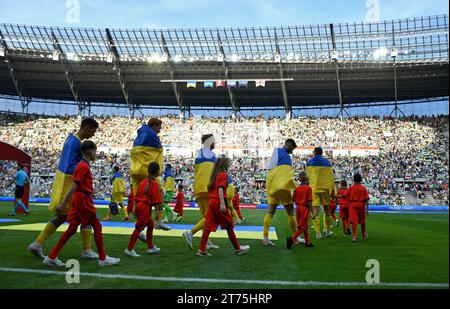 Wroclaw, Pologne - 9 septembre 2023 : des joueurs ukrainiens se rendent sur le terrain lors du match de qualification de l'UEFA EURO 2024 contre l'Angleterre au Tarczynski Arena de Wroclaw, Pologne Banque D'Images