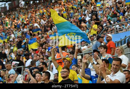 Wroclaw, Pologne - 9 septembre 2023 : les supporters ukrainiens montrent leur soutien lors du match de qualification de l'UEFA EURO 2024 Ukraine contre Angleterre au Tarczynski Arena de Wroclaw, Pologne Banque D'Images