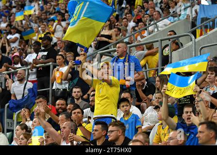 Wroclaw, Pologne - 9 septembre 2023 : les supporters ukrainiens montrent leur soutien lors du match de qualification de l'UEFA EURO 2024 Ukraine contre Angleterre au Tarczynski Arena de Wroclaw, Pologne Banque D'Images