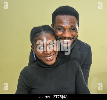 Une séance photo pré-mariage à ACO, Abuja au Nigeria Banque D'Images