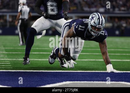 Arlington, TX États-Unis : Micah Parsons (11), le linebacker des Dallas Cowboys, célèbre son crawl lors d'un match de la NFL contre les Rams de Los Angeles à AT&T Stad Banque D'Images