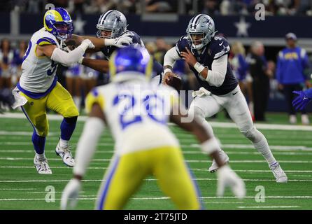 Arlington, TX États-Unis : le quarterback des Cowboys de Dallas Dak Prescott (4) affronte les Rams de Los Angeles lors d'un match de la NFL au AT&T Stadium, dimanche, octobre Banque D'Images