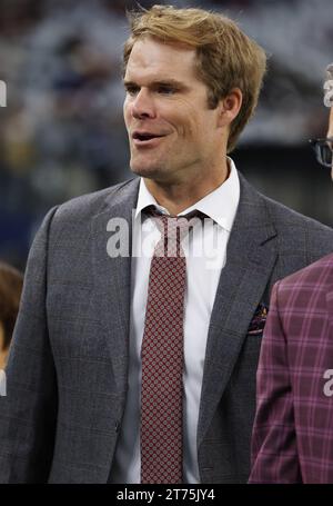 Arlington, TX USA : Fox Sports annonceur et ancien Carolina Panthers Tight End, Greg Olsen avant un match de la NFL au AT&T Stadium, dimanche 29 octobre 2023 Banque D'Images