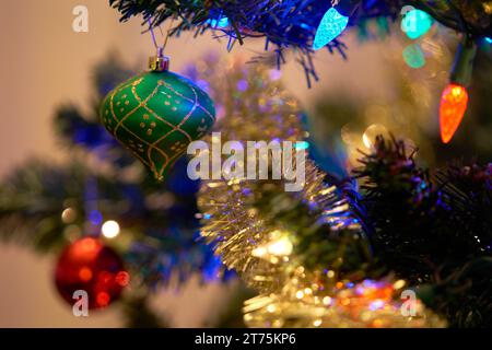 Décoration et lumières vertes d'arbre de Noël. Décorations festives de vacances sur un arbre de Noël. Banque D'Images