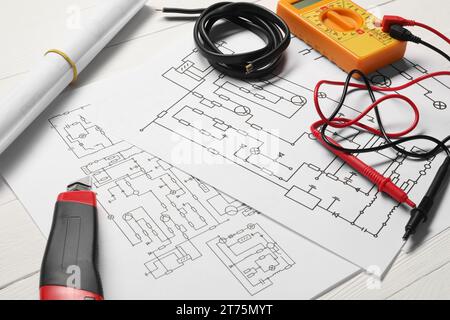 Schémas de câblage, fils et multimètre numérique sur table blanche, gros plan Banque D'Images