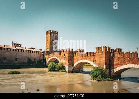 Paysage de la ville de Vérone avec vue sur le pont médiéval Castelvecchio sur la rivière Adige à Vérone, Italie Banque D'Images