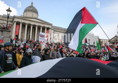 Londres, Royaume-Uni. 4 novembre 2023. Les manifestants tiennent un grand drapeau palestinien lors d'un rassemblement pro-palestinien appelant à un cessez-le-feu immédiat, à Trafalgar Square, dans le centre de Londres. (Image de crédit : © Steve Taylor/SOPA Images via ZUMA Press Wire) USAGE ÉDITORIAL SEULEMENT! Non destiné à UN USAGE commercial ! Banque D'Images