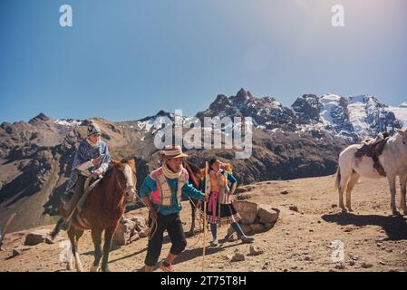 Cusco, Pérou, novembre 22 2023 : les peuples autochtones d'Amérique du Sud coexistent avec la nature et les animaux. Service de guide authentique à Rainbow Mountain. Banque D'Images