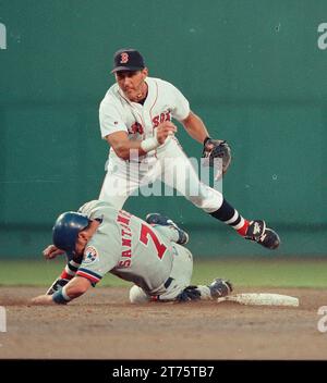 Red sox expos saison 2000 Red sox second Baseman Lou Merloni fait la sortie à la deuxième base sur F Santangelo dans l'action de match contre les expositions au fenway Park à Boston Ma USA photo par Bill belknap Banque D'Images