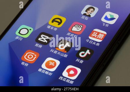 Diverses applications développées par la société de technologie chinoise ByteDance, y compris Feishu, Doubao, Toutiao, Douyin, et Xigua vidéo, sont vus sur un Xiaomi ... Banque D'Images