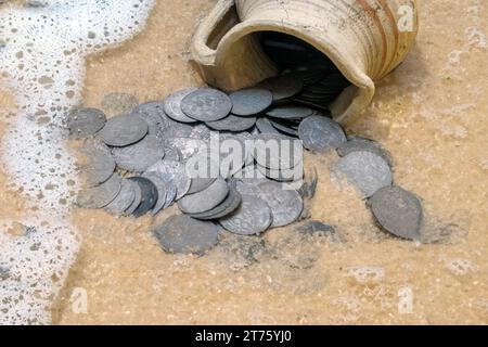 Vieilles pièces renversées d'un pot d'argile sur le rivage Banque D'Images