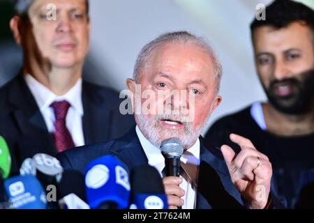 Brasilia, Brésil. 13 novembre 2023. Brasília, DF - 14.11.2023 : LULA RECEBE BRASILEIROS REPATRIADOS GAZA - ce mardi (13) le Président Lula reçoit des Brésiliens rapatriés de la bande de Gaza en Palestine. (Photo : ton Molina/Fotoarena) crédit : Foto Arena LTDA/Alamy Live News Banque D'Images