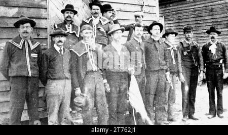 Un groupe de Chemises rouges alors qu'ils posent aux urnes à Old Hundred, Scotland County, Caroline du Nord, le jour de l'élection, le 8 novembre 1898. Certains membres du groupe portent des boutons et des pistolets suprématie blancs. De la Collection générale de négatifs, Archives de l'État de Caroline du Nord, Raleigh, Caroline du Nord. Date novembre 1898 Banque D'Images