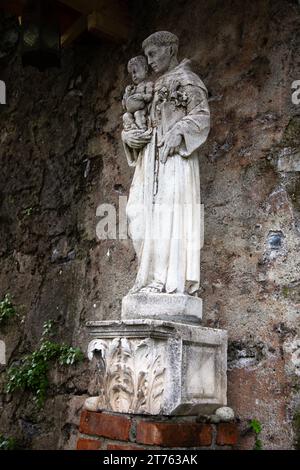 Une statue de St. Antoine de Padoue tenant bébé Jésus se tient à Tremezzo, Lombardie, Italie. Banque D'Images