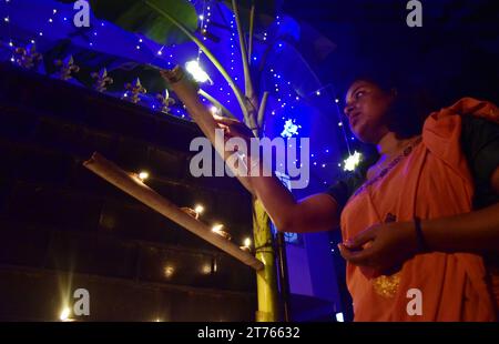 Guwahati, Guwahati, Inde. 12 novembre 2023. Une femme allume des lampes en terre pendant la célébration de Diwali, fête de la lumière à Guwahati Assam Inde le dimanche 12 novembre 2023.photo-DASARATH DEKA (crédit image : © Dasarath Deka/ZUMA Press Wire) USAGE ÉDITORIAL SEULEMENT! Non destiné à UN USAGE commercial ! Banque D'Images