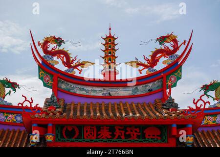 Toit de temple chinois avec dragons et pagode. Temple Ling San à Tuaran, Sabah, Malaisie. Banque D'Images