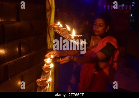 Guwahati, Guwahati, Inde. 12 novembre 2023. Une femme allume des lampes en terre pendant la célébration de Diwali, fête de la lumière à Guwahati Assam Inde le dimanche 12 novembre 2023.photo-DASARATH DEKA (crédit image : © Dasarath Deka/ZUMA Press Wire) USAGE ÉDITORIAL SEULEMENT! Non destiné à UN USAGE commercial ! Banque D'Images
