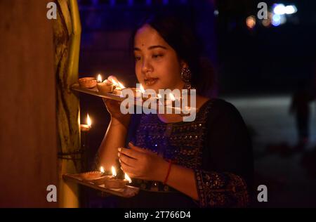 Guwahati, Guwahati, Inde. 12 novembre 2023. Une fille allume des lampes en terre pendant la célébration de Diwali, festival de la lumière à Guwahati Assam Inde le dimanche 12 novembre 2023.photo-DASARATH DEKA (crédit image : © Dasarath Deka/ZUMA Press Wire) USAGE ÉDITORIAL SEULEMENT! Non destiné à UN USAGE commercial ! Banque D'Images