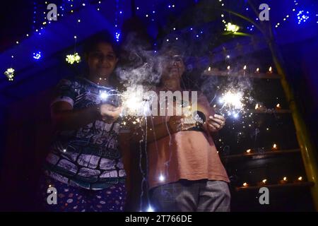 Guwahati, Guwahati, Inde. 12 novembre 2023. Les filles célèbrent Diwali, fête de la lumière à Guwahati Assam Inde le dimanche 12 novembre 2023.photo-DASARATH DEKA (crédit image : © Dasarath Deka/ZUMA Press Wire) USAGE ÉDITORIAL SEULEMENT! Non destiné à UN USAGE commercial ! Banque D'Images